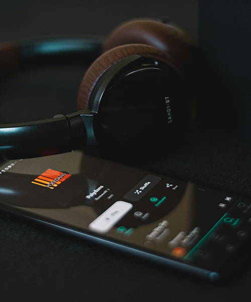 headphones with music app